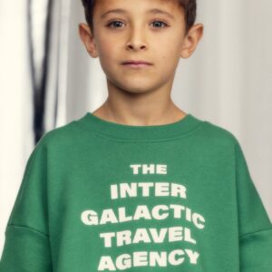 Groene kindersweater met Travel Agency print van biologisch katoen