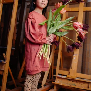 Meisje met tulpen in handen sproet en sprout