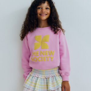 Meisje draagt TNS Logo Sweatshirt Pink Lavender van The New Society – roze meisjes sweater met logo en comfortabele fit