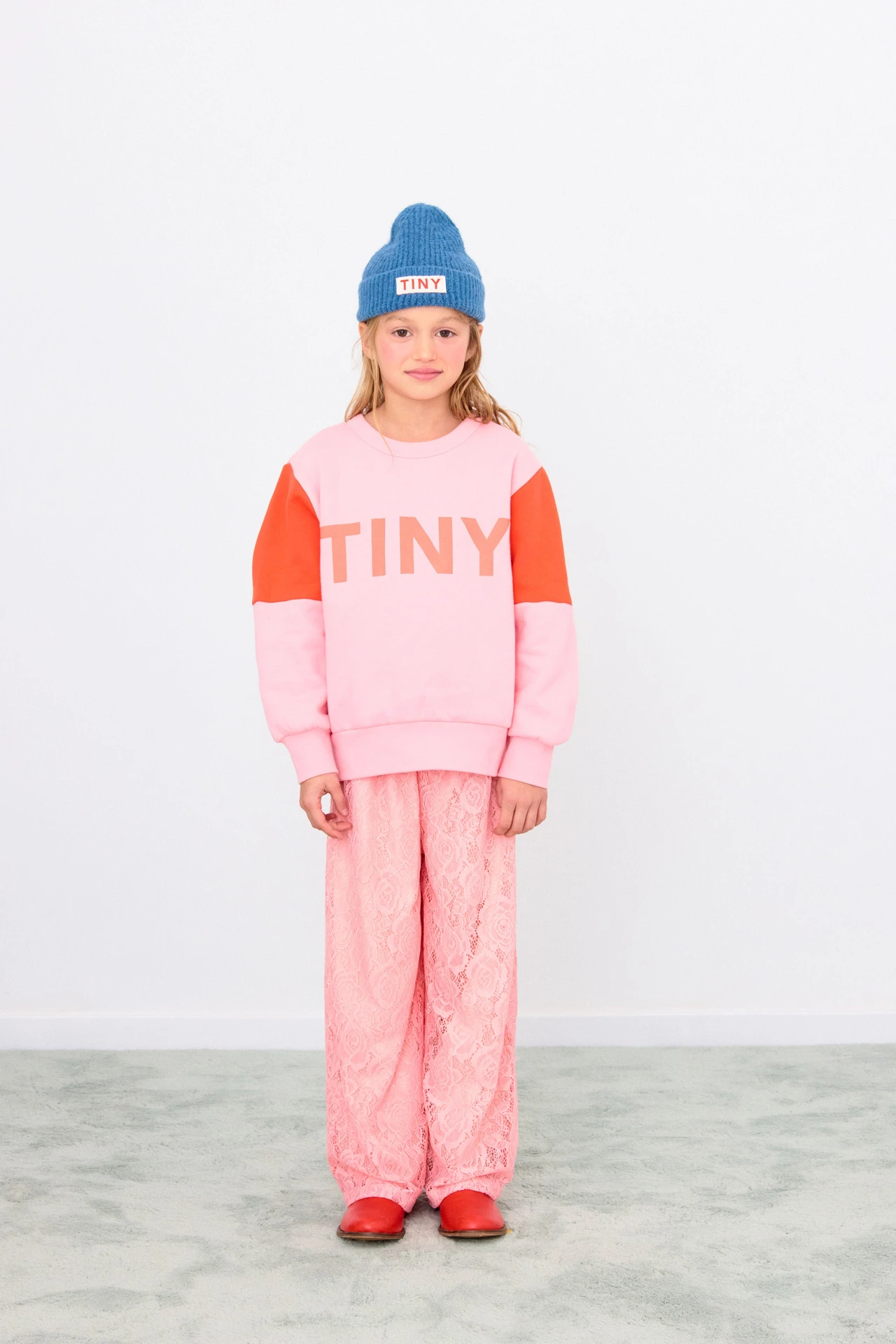 Tiny Color Block Sweatshirt – roze kindertrui met logo en oranje mouwen